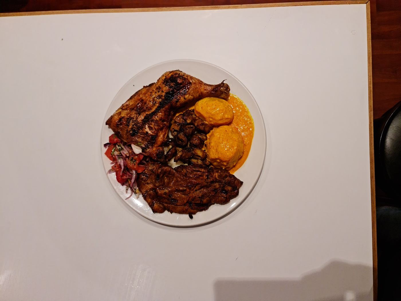Pollo a la brasa con puré de papas y ensalada fresca