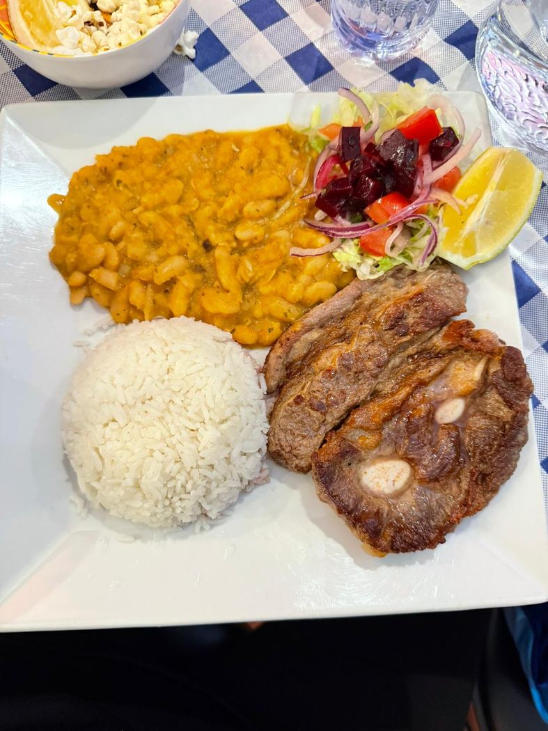 Menestra de frejoles tradicional con arroz y carne a la plancha